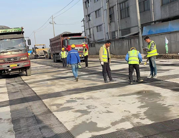 上城老材料的新故事：玻璃纤维土工格栅如何在‘白改黑’浪潮中重获新生？